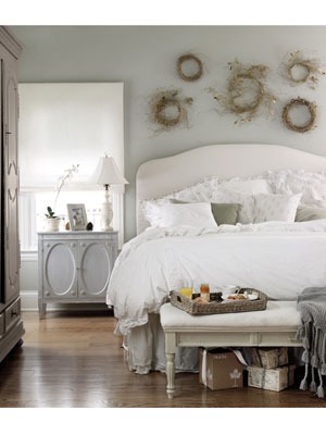 dreaming-white-christmas-bedroom-1210-mdn.jpg